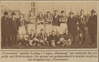 870450 Groepsportret van het voetbalelftal van Voorwaarts te Utrecht, dat na een gelijkspel tegen Kampong in ...